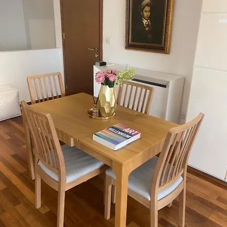 Mont Parnasse Hill 21 Apartment *